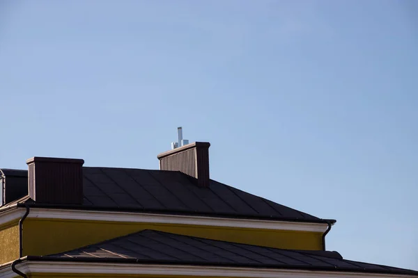 Tetőszerkezet Tetőtéri Tetőablakokkal Esőcsatorna Rendszerrel Tetőablakokkal Tetővédelemmel Hódeszkától Hóvédő Külsővel — Stock Fotó