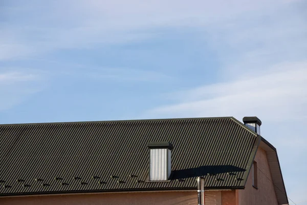 采用阁楼天窗 雨水收集系统 屋顶窗户和雪板屋顶保护 雪墙外墙的新屋面建筑 — 图库照片