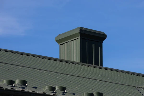 Nowa Konstrukcja Dachowa Oknami Dachowymi Poddaszu System Rynny Deszczowej Okna — Zdjęcie stockowe