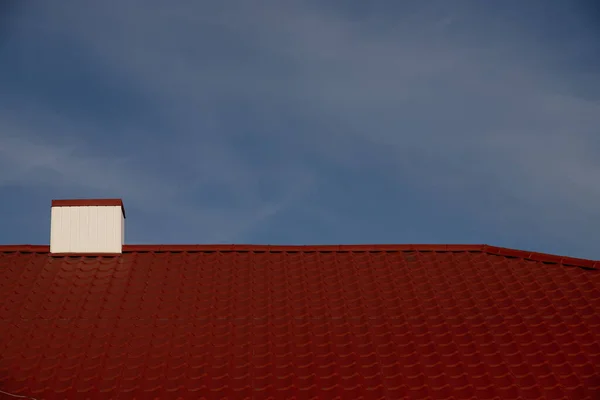 采用阁楼天窗 雨水收集系统 屋顶窗户和雪板屋顶保护 雪墙外墙的新屋面建筑 — 图库照片