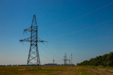 Yüksek voltaj direği. Yüksek voltaj kulesi gökyüzü arkaplanı.