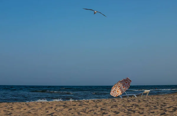 Napernyők Napágy Strand Felhők Türkiz Tenger Panoráma Színes Esernyők Fehér — Stock Fotó