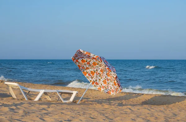 Napernyők Napágy Strand Felhők Türkiz Tenger Panoráma Színes Esernyők Fehér — Stock Fotó