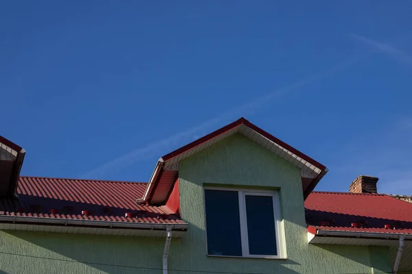Tavan Pencereleri Yağmur Oluğu Sistemi Çatı Pencereleri Çatısı Kar Tahtasından — Stok fotoğraf