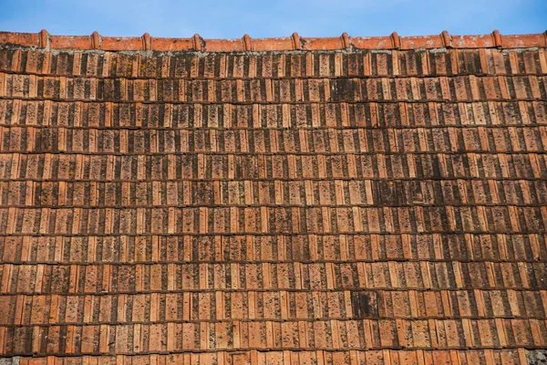 Gömülü Çizgi Desenleri Olan Düz Kırmızı Kiremitlerin Kusursuz Çatı Dokusu — Stok fotoğraf