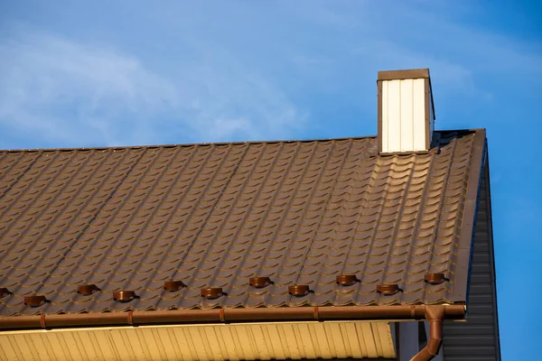 屋根裏天窓 雨戸システム 屋根窓と雪板から屋根保護 雪のガード外装と新しい屋根の建設 — ストック写真
