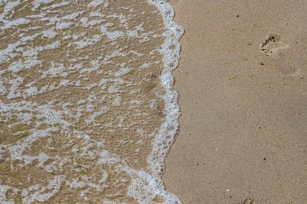 Zbliżenie Pianki Morskiej Piaszczystej Plaży Letnim Słońcem — Zdjęcie stockowe