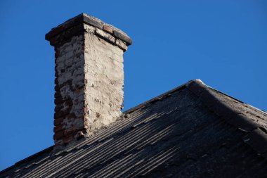 Tavan pencereleri, yağmur oluğu sistemi, çatı pencereleri ve çatısı kar tahtasından korunan yeni çatı inşaatı, dış kar koruyucuları.