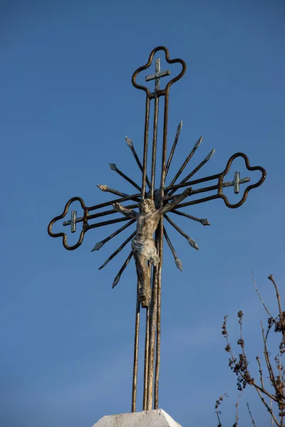 Cruz Metal Velho Com Crucifixo Fundo Céu Sem Nuvens Imagem — Fotografia de Stock