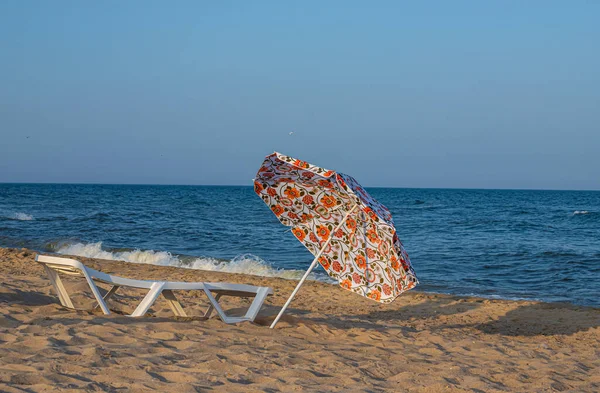 Strand Esernyő Nap Napozóágyak Strandon Szemben Kék Tenger Napozóágyak Törölközők — Stock Fotó