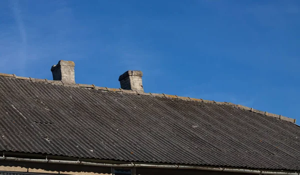 Dach Und Schornstein Eines Alten Hauses Ziegel Und Metallstruktur — Stockfoto