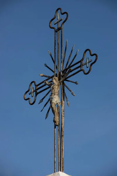 Stary Metalowy Krzyż Krucyfiksem Bezchmurnym Tle Nieba Obraz Pionowy — Zdjęcie stockowe