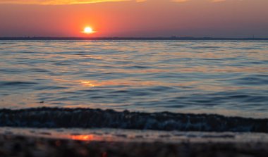Gölün üzerinde güzel kırmızı ve orangutan gün batımı.