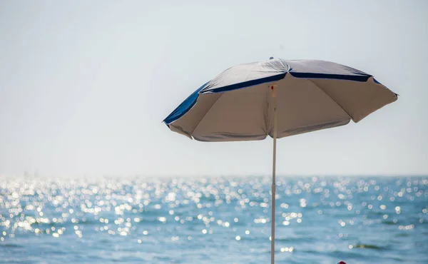 Ombrellone Una Spiaggia Sabbiosa Con Cielo Nuvoloso Mare Tranquillo Sullo — Foto Stock