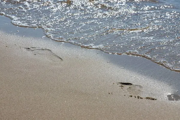 Stopy Muže Žlutém Plážovém Písku Jak Bosky Kráčí Podél Moře — Stock fotografie
