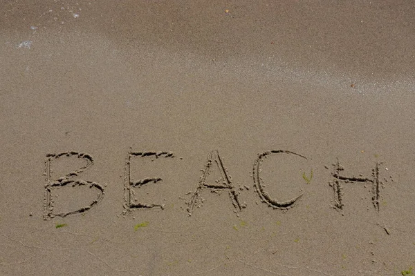 Spiaggia Iscrizione Sulla Spiaggia Sabbia Spiaggia Mare Con Onde — Foto Stock