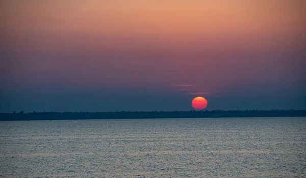 Schöner Roter Und Oranger Sonnenuntergang Über Dem See — Stockfoto