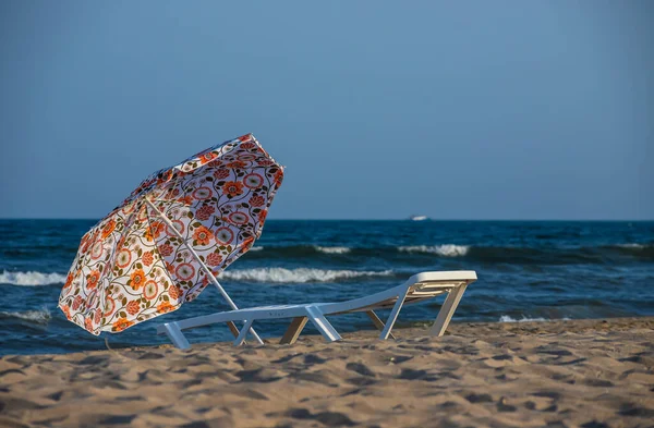 Strandparaply Från Solen Och Solstolar Finns Stranden Mot Det Blå — Stockfoto