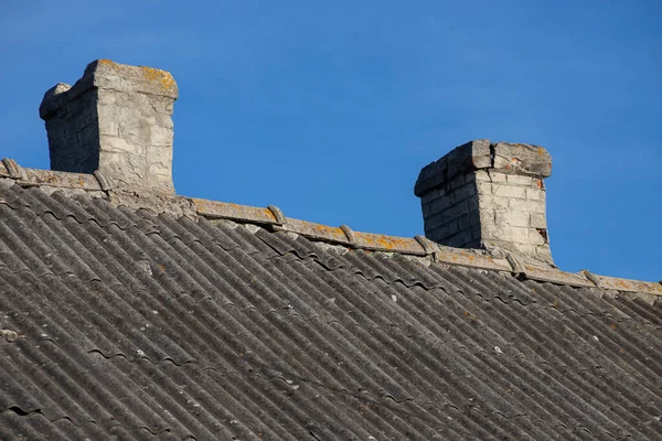 屋根と煙突古い家 レンガと金属的な質感から — ストック写真