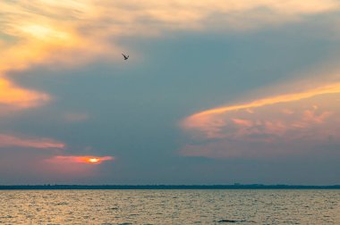 Gölün üzerinde güzel kırmızı ve orangutan gün batımı.