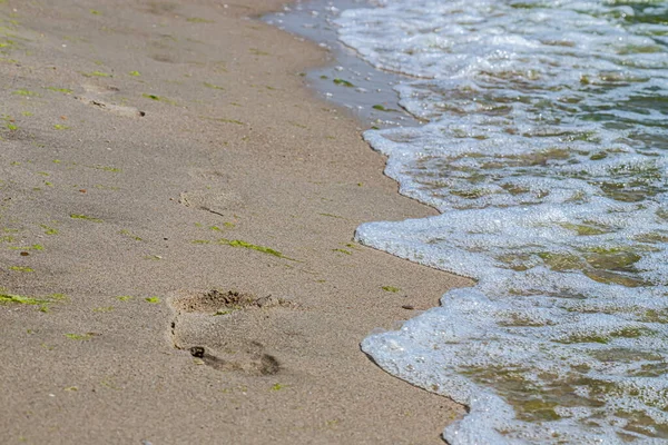 Fußabdrücke Eines Mannes Gelben Strand Sand Vom Barfußlaufen Meer Mit — Stockfoto