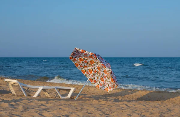 해면에서 우산은 해변에서 해면은 수건이다 — 스톡 사진