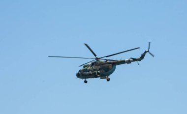 mavi gökyüzüne karşı askeri helikopter.