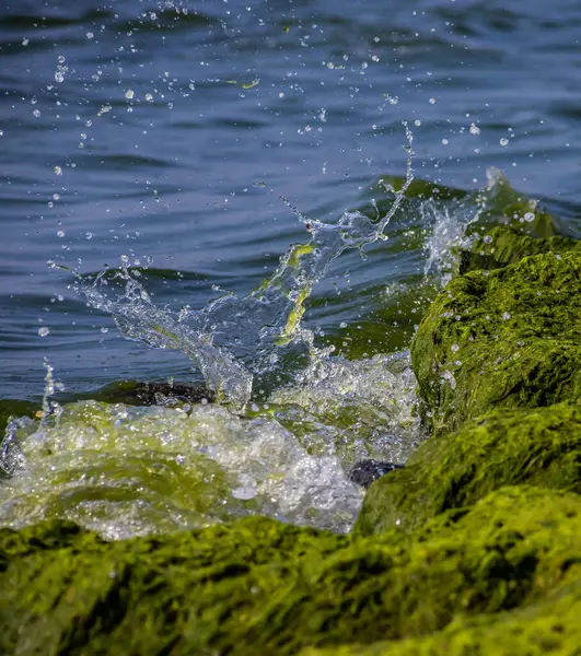 Ondas Mar Colidem Com Grandes Rochas Costa Formando Grandes Salpicos — Fotografia de Stock