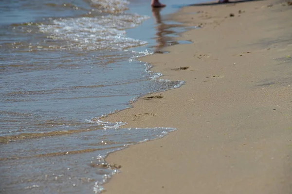 Stopy Muže Žlutém Plážovém Písku Jak Bosky Kráčí Podél Moře — Stock fotografie