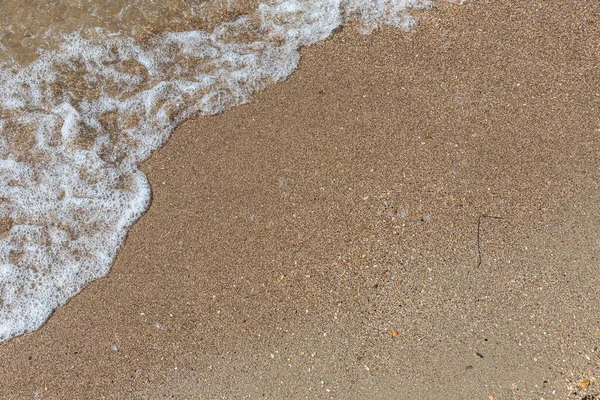 Detailní Záběr Mořské Pěny Písečné Pláži Letním Sluncem — Stock fotografie