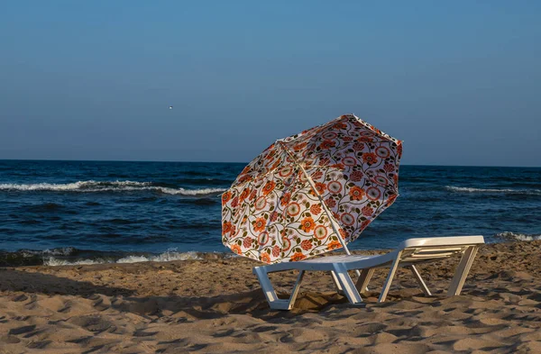 해면에서 우산은 해변에서 해면은 수건이다 — 스톡 사진