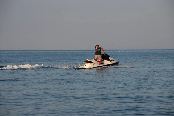 Tiener Leeftijd Jongen Skiën Water Scooter Jongeman Waterscooters Tropische Zee — Stockfoto