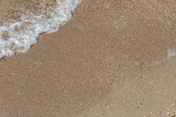 Primo Piano Schiuma Mare Sulla Spiaggia Sabbia Con Luce Solare — Foto Stock