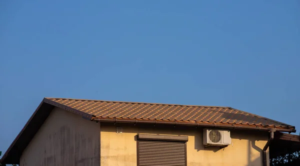 Détail Toit Maison Contre Ciel Bleu — Photo