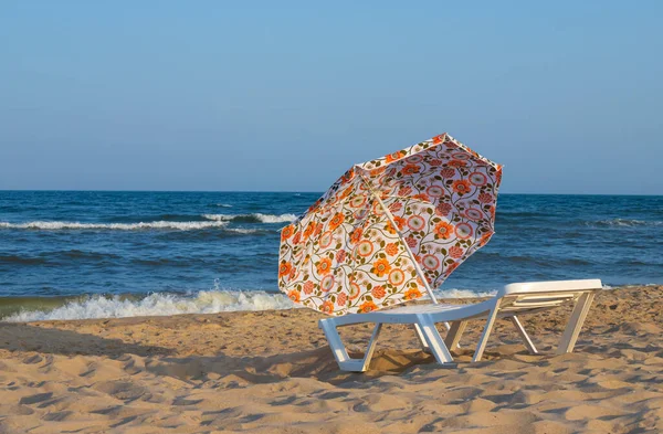 Strand Esernyő Nap Napozóágyak Strandon Szemben Kék Tenger Napozóágyak Törölközők — Stock Fotó