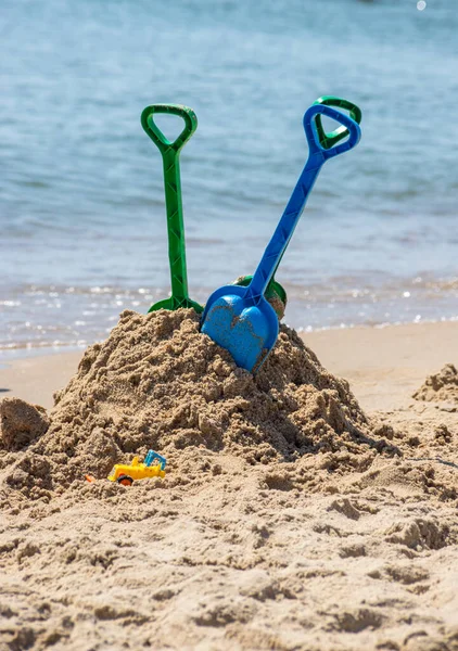 Dětské Hračky Písečné Pláži Modrá Obloha Moře Pozadí — Stock fotografie