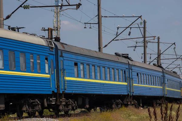 Vecchio Treno Passeggeri Blu Carrozze Una Giornata Estiva Soleggiata — Foto Stock