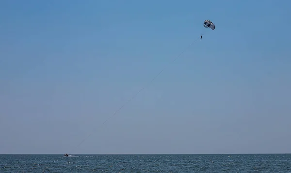 Parasailing Denizde Popüler Bir Açık Hava Aktivitesidir Paraşüt Turistlerle Birlikte — Stok fotoğraf