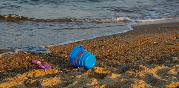 Kinderspielzeug Sandstrand Blauer Himmel Und Das Meer Hintergrund — Stockfoto