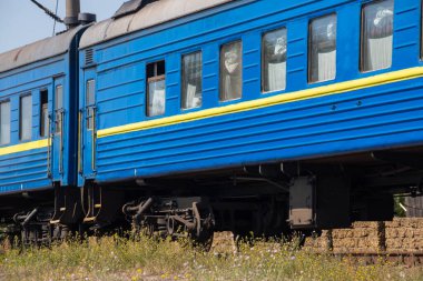 Eski mavi yolcu treni, güneşli bir yaz gününde vagonlar..