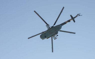 mavi gökyüzüne karşı askeri helikopter.