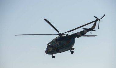 mavi gökyüzüne karşı askeri helikopter.