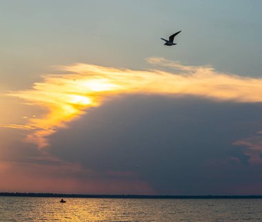 Gölün üzerinde güzel kırmızı ve orangutan gün batımı.