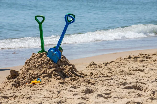 Kinderspielzeug Sandstrand Blauer Himmel Und Das Meer Hintergrund — Stockfoto
