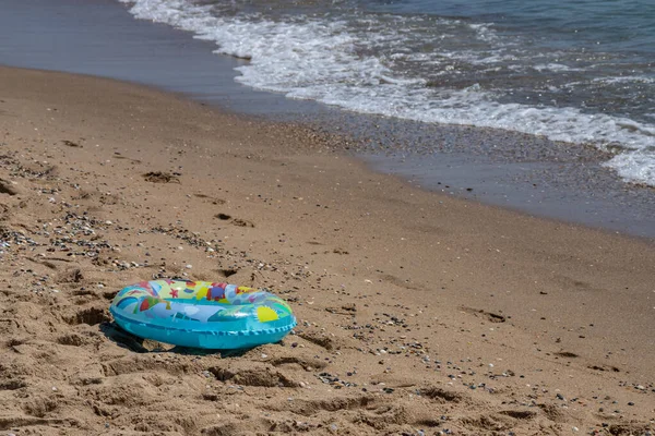 Gyermek Színes Felfújható Gyűrű Vagy Lebegő Élet Gyűrű Úszás Kickboard — Stock Fotó