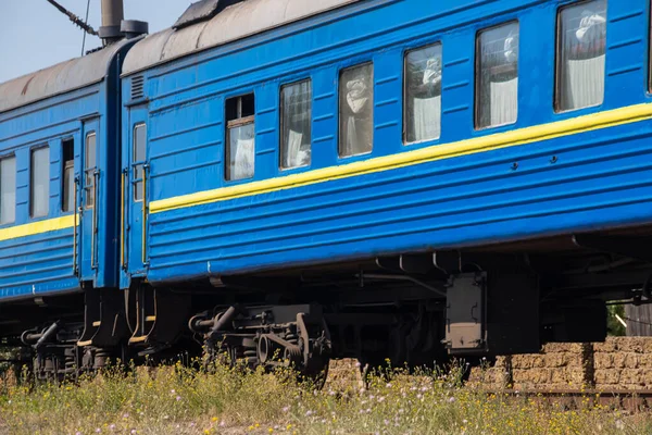 Eski mavi yolcu treni, güneşli bir yaz gününde vagonlar..