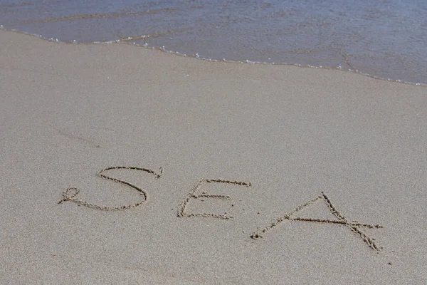 Nápis Moře Písku Vody Stoupající Vlny Moře Pláž Dovolená Moře — Stock fotografie