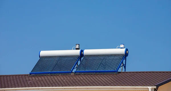 Solarny Podgrzewacz Wody Dachu Piękne Niebieskie Tło Nieba — Zdjęcie stockowe