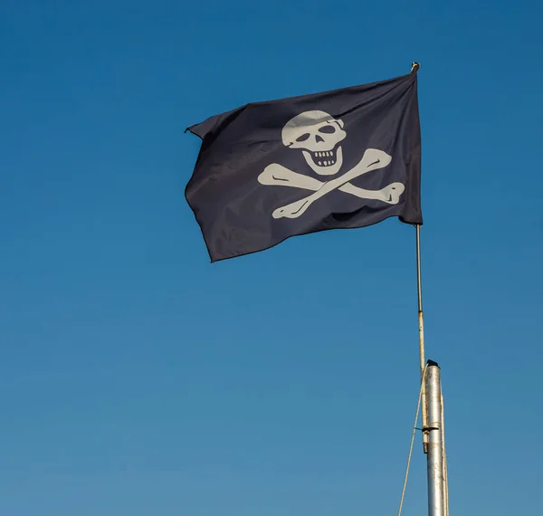 Alegre Roger Bandera Pirata Sobre Fondo Del Cielo Azul —  Fotos de Stock