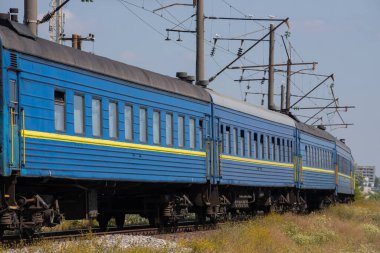 Eski mavi yolcu treni, güneşli bir yaz gününde vagonlar..